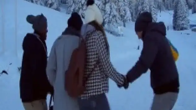 Siyahilerin kar üzerinde halay keyfi