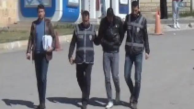 Telefon dolandırıcısı paralarla yakalandı