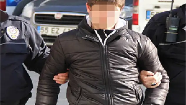 Polisi Görünce Uyuşturucuyu Yere Altı