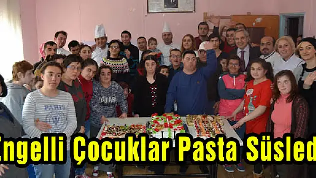 Engelli Çocuklar Pasta Süsledi
