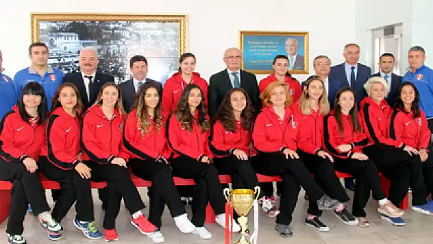Şampiyon Voleybolcular, Kupayı Başkan Yılmaz'a Getirdi