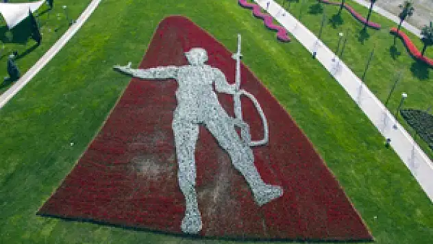 150 bin laleden Mehmetçik figürü yaptılar