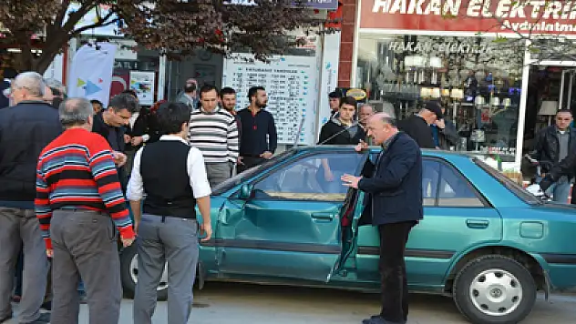 2 Araca Çarpan Motosiklet Sürücüsü Yaralandı