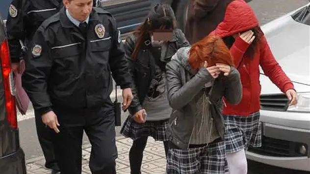 Liseli kızlar hırsızlık iddiasıyla gözaltına alındı