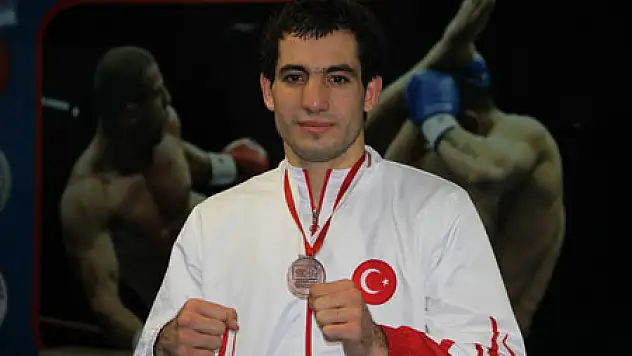 MEHMET ÜNAL BRONZ MADALYA KAZANDI