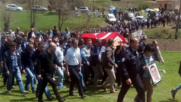 O polis memuru toprağa verildi