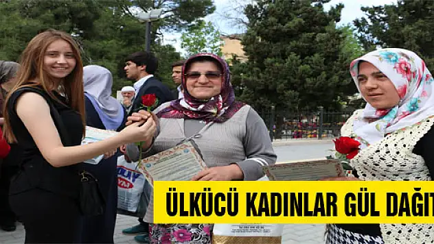 ÜLKÜCÜ KADINLAR GÜL DAĞITTI 