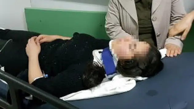 OKULA GİDEN ÖĞRENCİLERE OTOMOBİL ÇARPTI: 2 YARALI