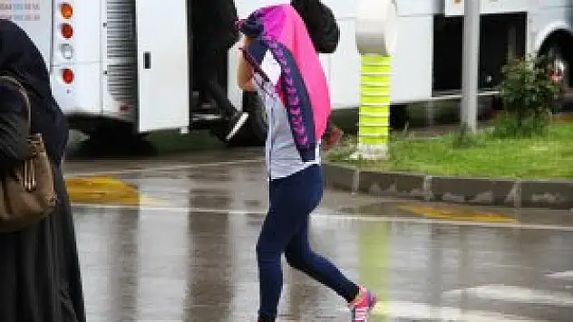 SAMSUN'DA YAĞMUR VATANDAŞLARI HAZIRLIKSIZ YAKALADI