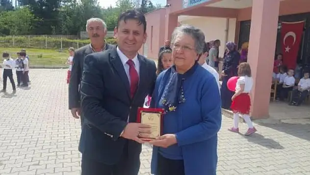 31 YIL ÖNCE EMEKLİ OLAN ÖĞRETMEN ESKİ OKULUNDA