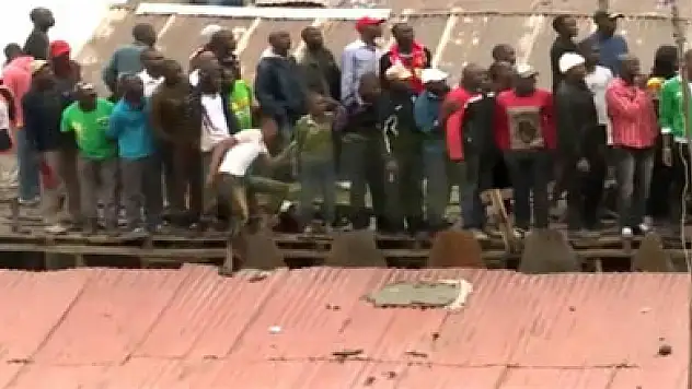 Çatı bir anda çöktü!