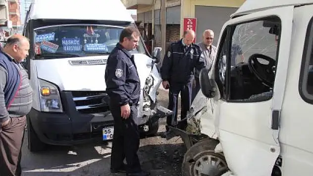 SAMSUN'DA İKİ MİNİBÜS ÇARPIŞTI: 5 YARALI