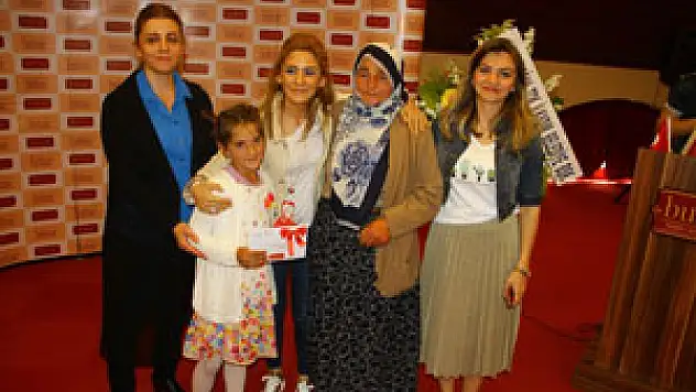  ANNESİ TARAFINDAN TERK EDİLEN KÜÇÜK KIZIN KOMPOZİSYONU AĞLATTI 