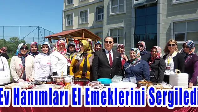 Ev Hanımları El Emeklerini Sergiledi