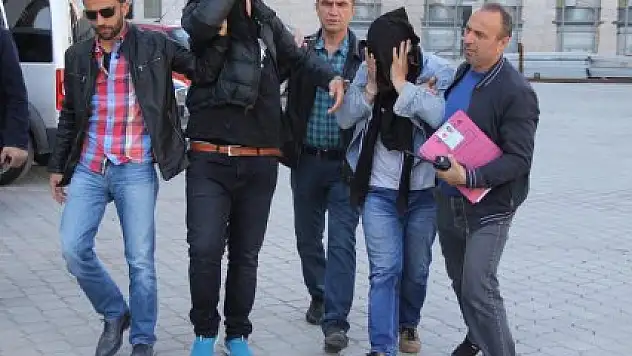 MARKETTEN İÇKİ ÇALIP SAHİLDE İÇTİLER