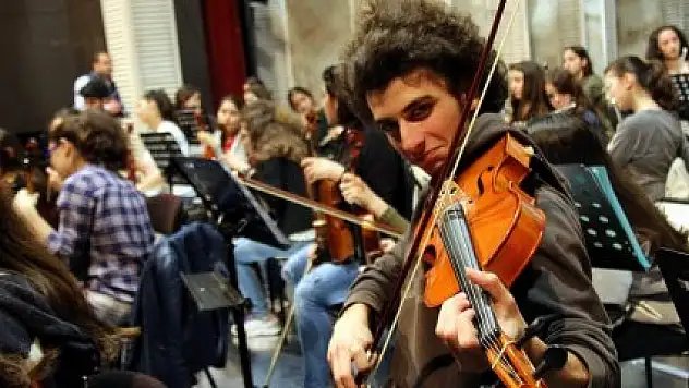 BU SENFONİ ORKESTRASI TÜRKİYE'DE İLK VE TEK