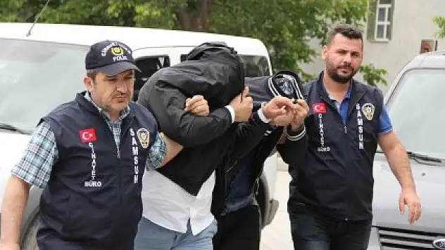 Cezaevi Önünde Silahlarla Yakalandılar