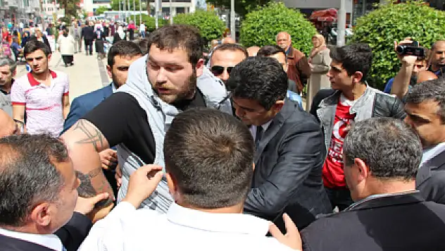 Anayasa Standına Silahla Gelen Şahıs Gözaltına Alındı