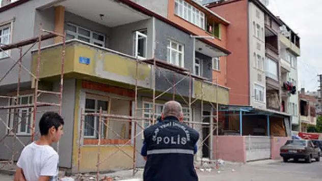 EVDEN ŞARJA TAKILI TELEFONU ÇALDILAR