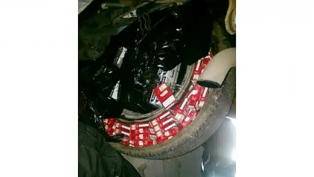 GENÇ KADIN 5 BİN 900 PAKET KAÇAK SİGARAYLA YAKALANDI