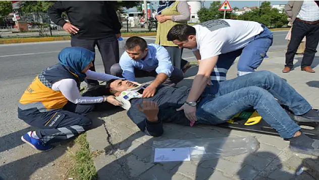  OTOMOBİL İLE MOTOSİKLET ÇARPIŞTI: 1 YARALI