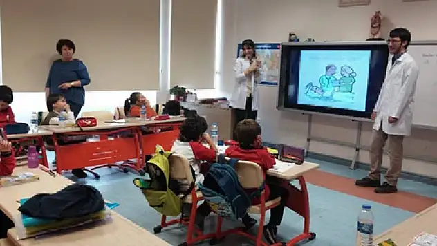 TIP ÖĞRENCİLERİNDEN 'ÖĞRENİYORUM ÖĞRETİYORUM' FESTİVALİ