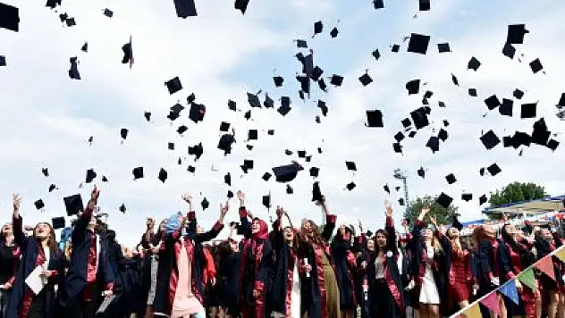 İKTİSADİ VE İDARİ BİLİMLER FAKÜLTESİ 360 MEZUN VERDİ