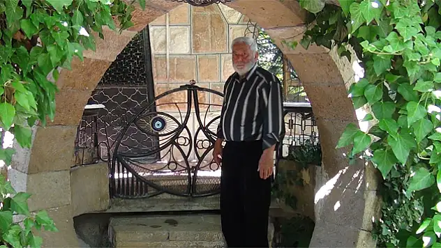 Dokumacı kuşundan etkilendi evini kendi inşa etti