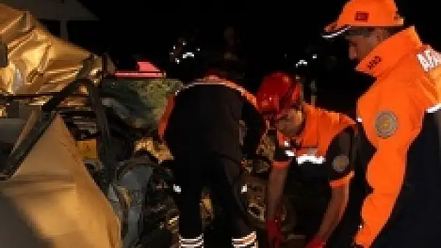 Bir ailenin yok olduğu korkunç kaza güvenlik kamerasında