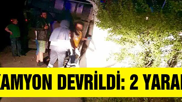  ÇORUM'DA KAMYON DEVRİLDİ: 2 YARALI