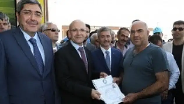 Başbakan Yardımcısı Şimşek ruhsat dağıttı