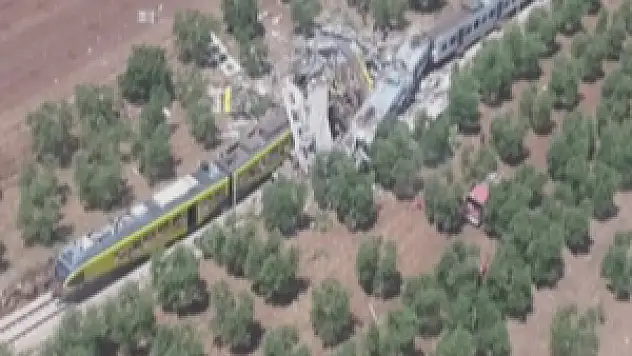 İtalya'da trenler kafa kafaya çarpıştı: En az 12 ölü