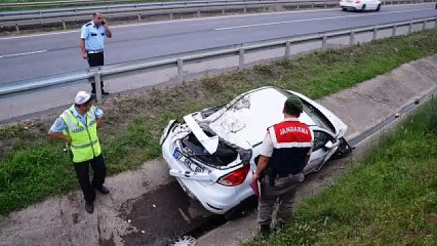 Otomobil su kanalına düştü: 5 Yaralı