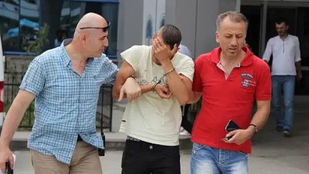 Birlikte içki içtiği arkadaşını bıçakladı