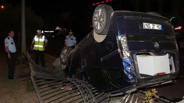 Kamyonet refüjdeki korkuluklara çarptı: 2 yaralı