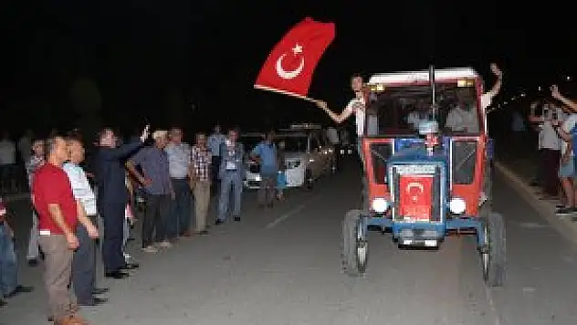 Darbe girişimine traktörlü tepki 