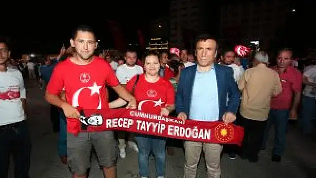 Genç: 'Şehitlerimizin emaneti olan meydanlara sahip çıkıyoruz'