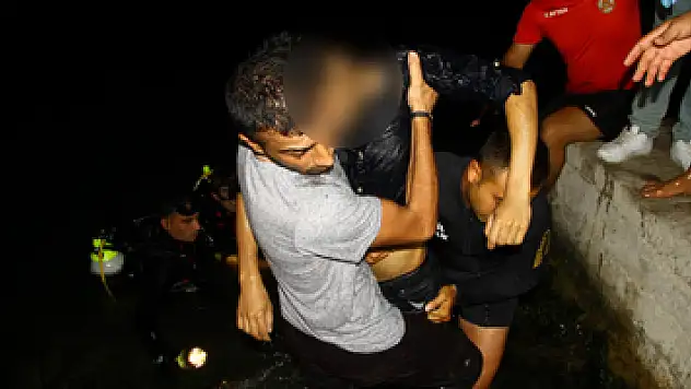 Denize düşürdüğü gözlüğünü almaya çalışırken boğuldu