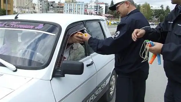 Trafik Ekipleri Broşür Ve Balon Dağıttı…