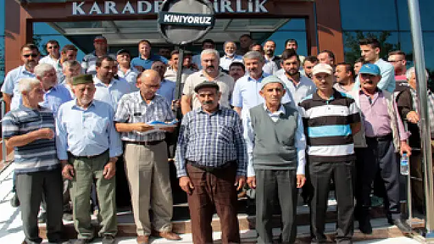 Çiftçilerden siyah çelenkli eylem