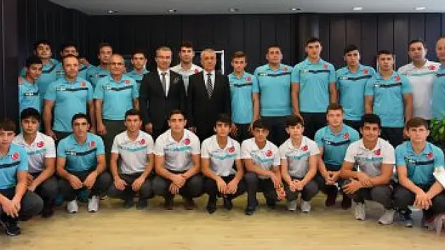 Milli sporculardan OMÜ Rektörü'ne ziyaret