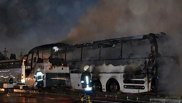 Tosya'da seyir halindeki yolcu otobüsü yandı
