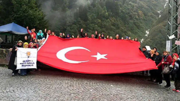 AK Parti'li kadınlar zirvede şehitler anısına Türk bayrağı açtı