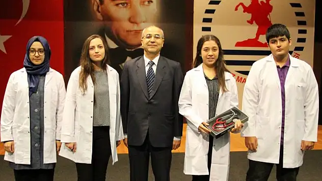 Doktor adayları beyaz önlük giydi