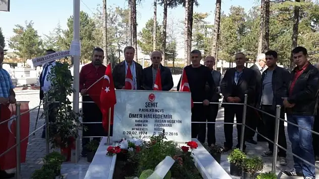 Samsunlu şehit yakını ve gazilerden Halisdemir'in mezarına ziyaret