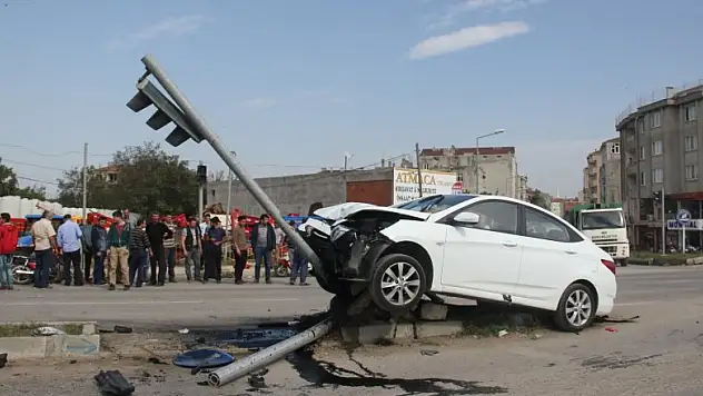 Otomobil ile motosiklet çarpıştı: 2 yaralı