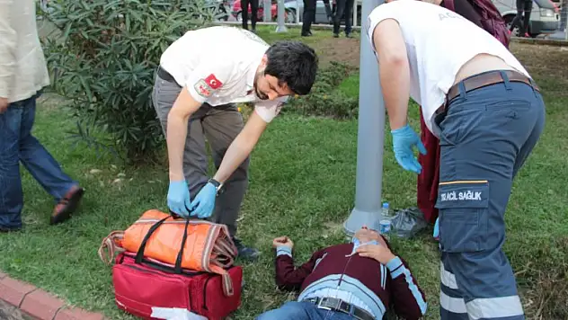 Eylemciler, yanlarında baygınlık geçiren yaşlı adamı umursamadı