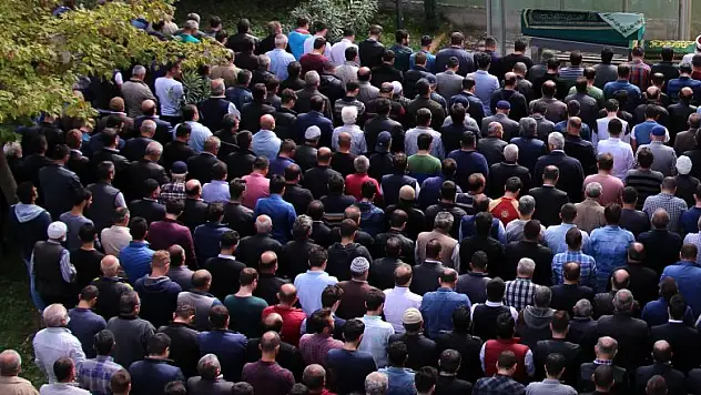 Yağ aldırıp hayatını kaybeden genç kadın son yolculuğuna uğurlandı