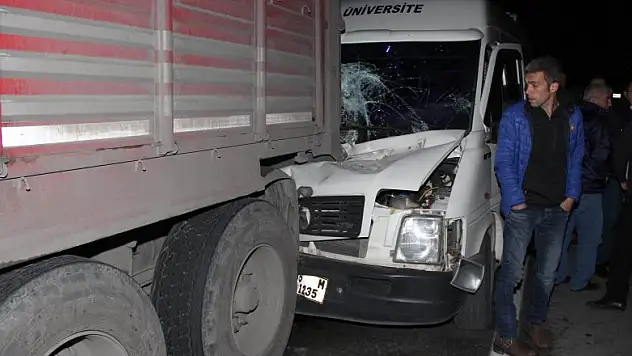 Minibüs park halindeki TIR'a çarptı: 1 yaralı