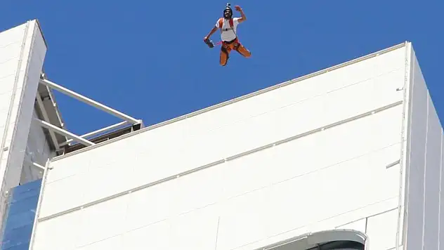  İzmir'in göbeğindeki kuleden paraşütle atladı 